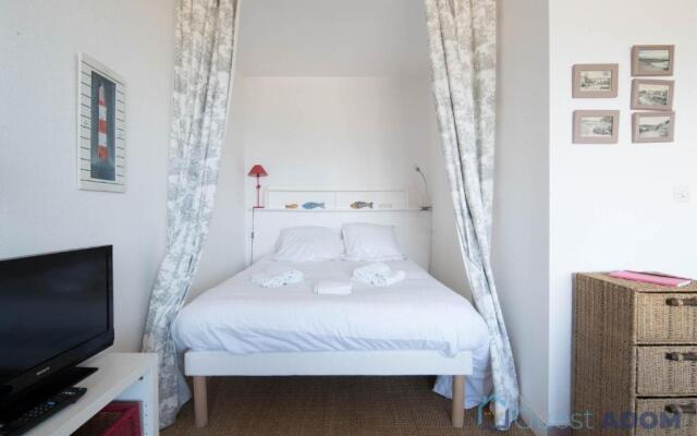 Studio les pieds dans l'eau bord de mer