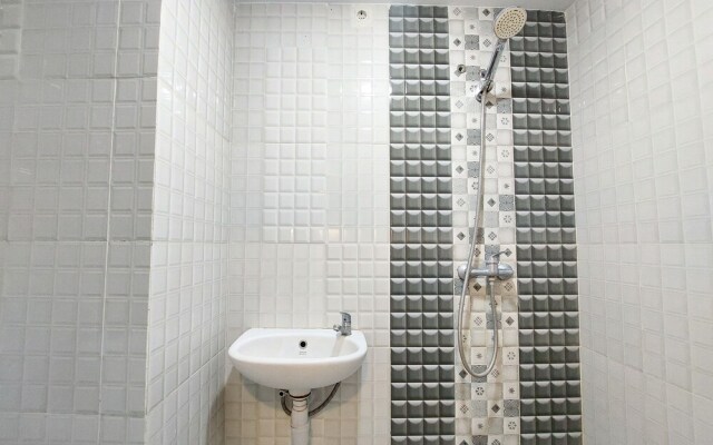 Homey And Warm Studio Apartment At Mansyur Residence
