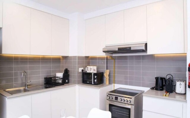Fancy 2BR Apt Town Square