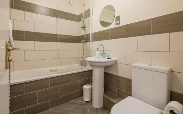 City Centre Location - Over Looking Parkers Piece! Private Entrance
