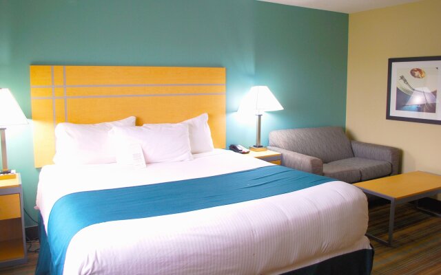 Ramada By Wyndham Edmonton Yellowhead Nw
