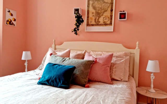 Vibrant Spacious Apartment In West End