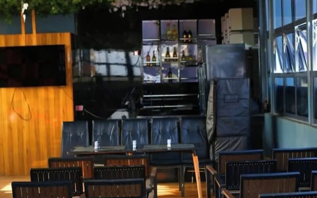 Q Nuts Lounge And Suites