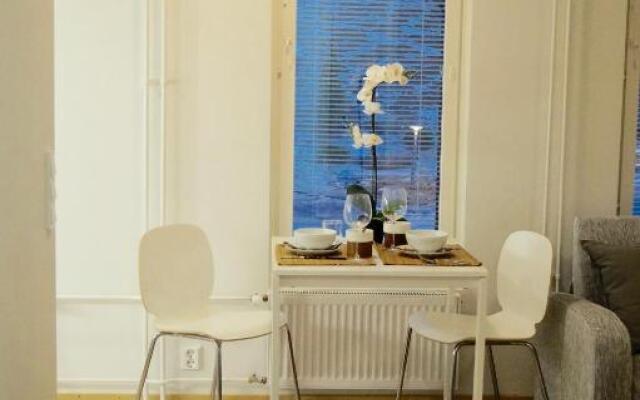 Studio in Trendy Kakola Hill area close to city center