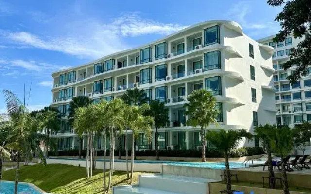 Perfect Studio 3 pools Nai Harn