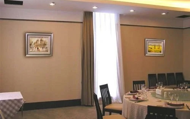 Junhui Jianguo Hotel