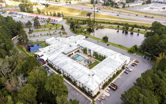 Cottonwood Suites Savannah Hotel & Conference Center