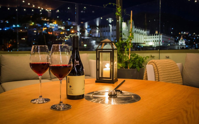 Antigua Trece Hotel Fusión