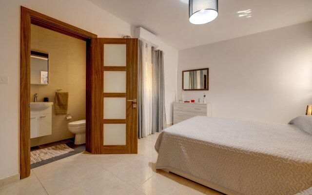Stylish, Bright and Airy Apart in Central Bugibba