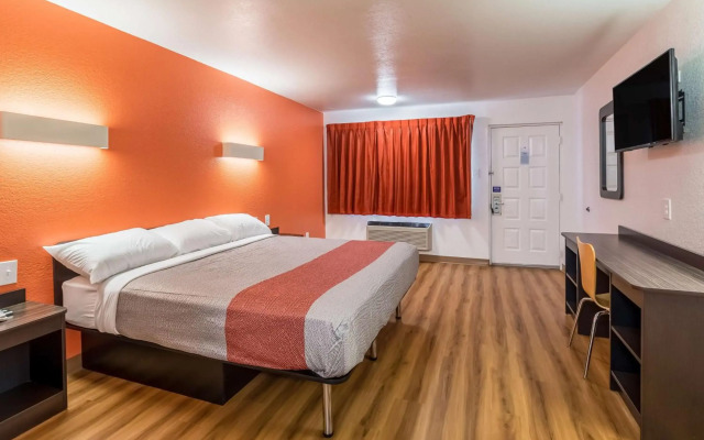 Motel 6 Arlington, TX - UTA