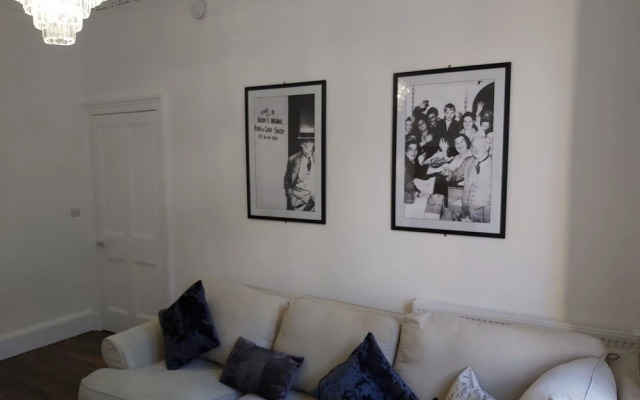 Bright, Modern and Stylish 2 Bedroom Apartment