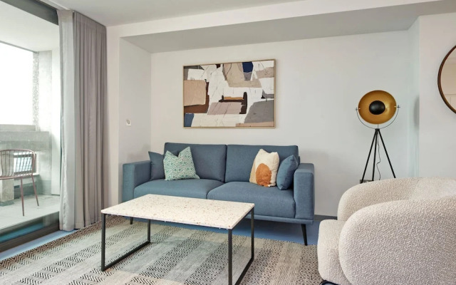 Striking One-bedroom Apartment Vibrant Poplar