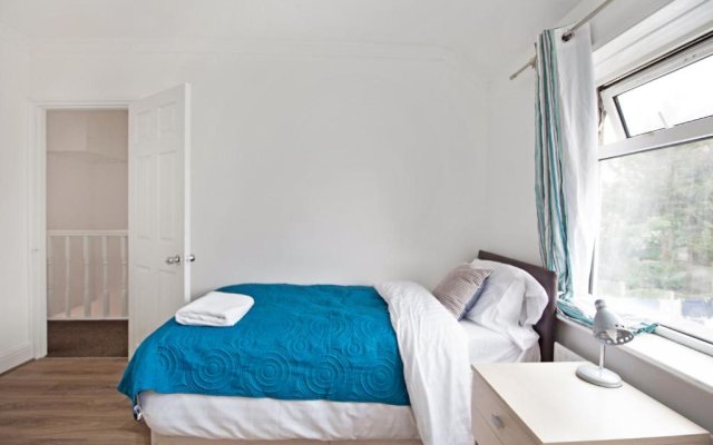 4 Bedrooms Self Catering Dagenham House, Free Wifi & Netfix