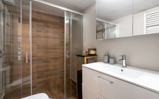 Elegant And Fresh Apt In Hip Pagrati