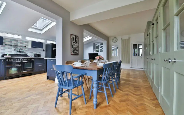 4 Bed House with Pool Table & Parking