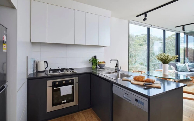 2BR Apt With Yarra River Views & Parking