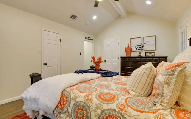 Updated Granbury Home in Historic District!