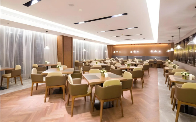 Yitel Collection (Shanghai Qiantan Sanlin world Creative Park) Road)