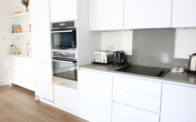 Modern 2 Bedroom Apartment in Putney