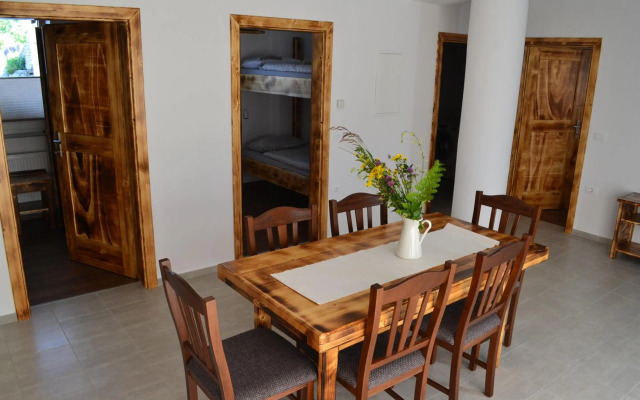 Small wooden houses and Apartments Zgornja Dobrava