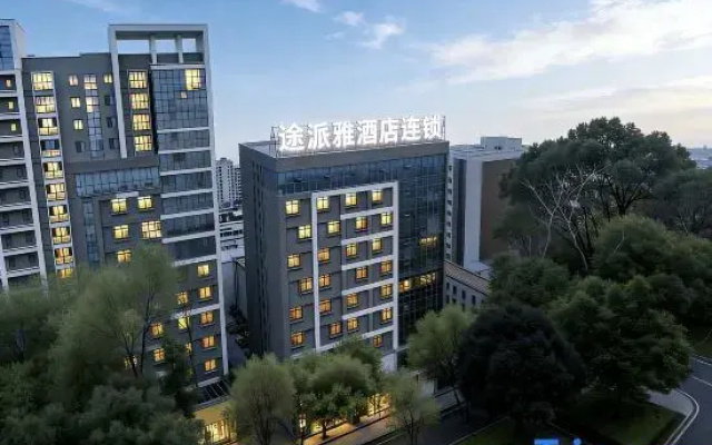 Tupai Hotel Chain (Huarong People's Square Branch)