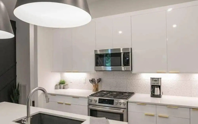 Spacious 4BR Minutes From Broadway- Sleeps 14