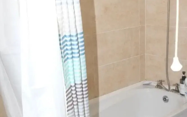 Nottingham - 5 Beds - Sleeps 11 - Garden - Parking