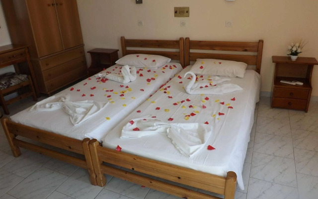 Leonidas Hotel and Studios