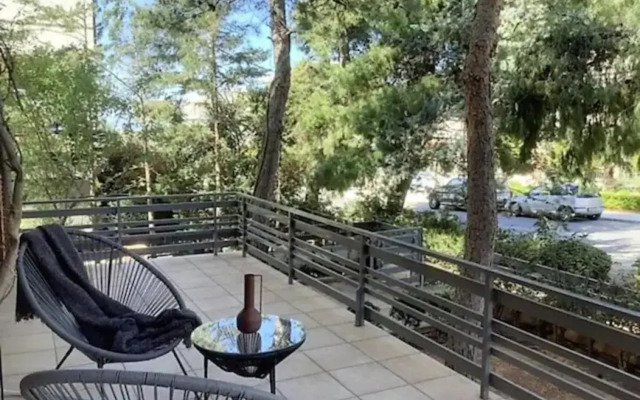 Bright 2bd apt, garden view & parking - Glyfada
