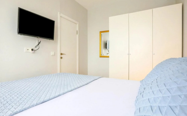 Business-friendly Res With Pool in Fikirtepe
