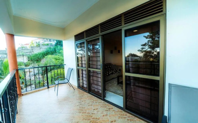 JULZ Place 3 bedroom Apartment with a lake view