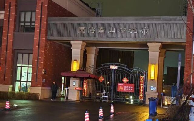 Light Luxury Banshan Hot Spring B&B (Tourism College Branch)