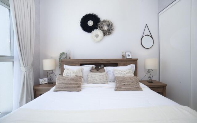 Modern Boho 1BR Sleeps4 Balcony Pool Gym Dxbhills