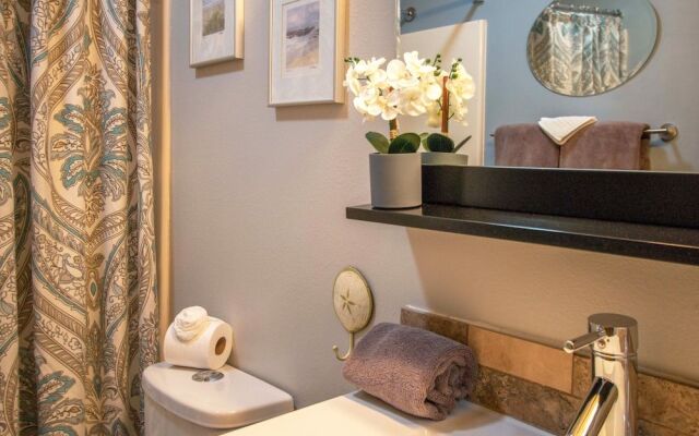 Comfortable 09 Lodge Condo Minutes Away from Downtown Hood River by RedAwning