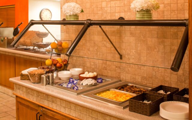 Cloverleaf Suites Kansas City - Overland Park