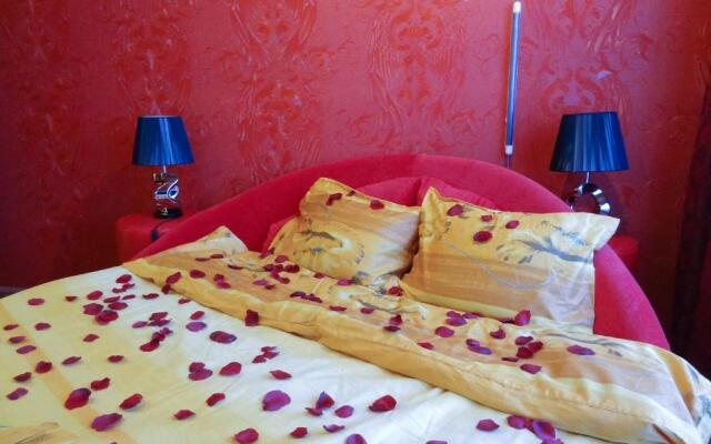 Amour Rouge Suite (Adults Only)