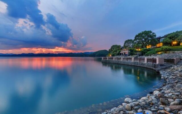 Warm Island Resort