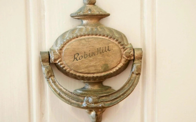 Robin Hill Manor - rambling retreat & tennis court