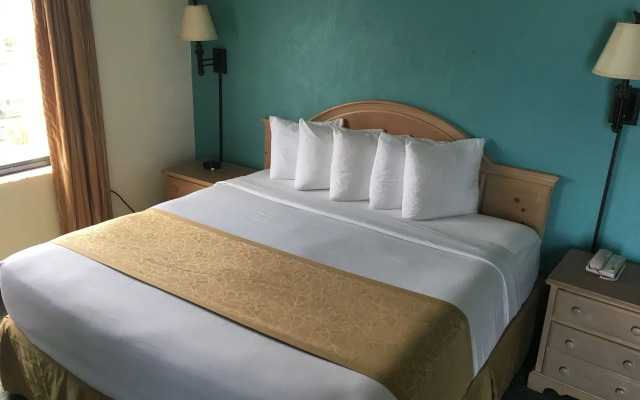 Tropical Winds Oceanfront Hotel