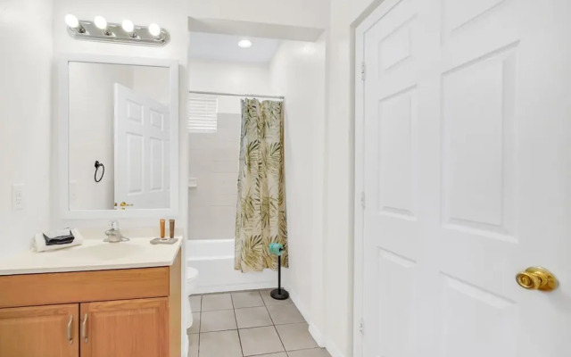 Lake View Getaway: Pool, Game Room, Theming!