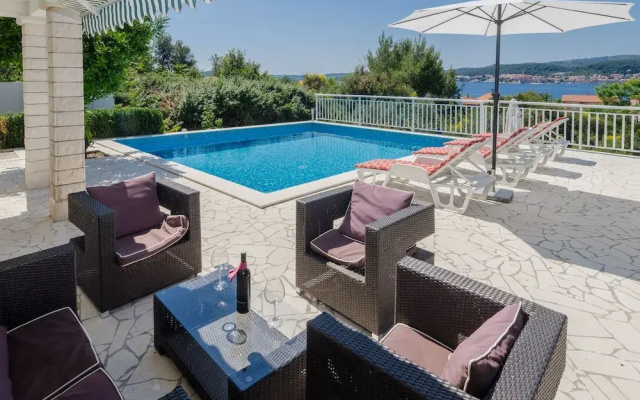 Holiday Villa Perna with Swimming Pool