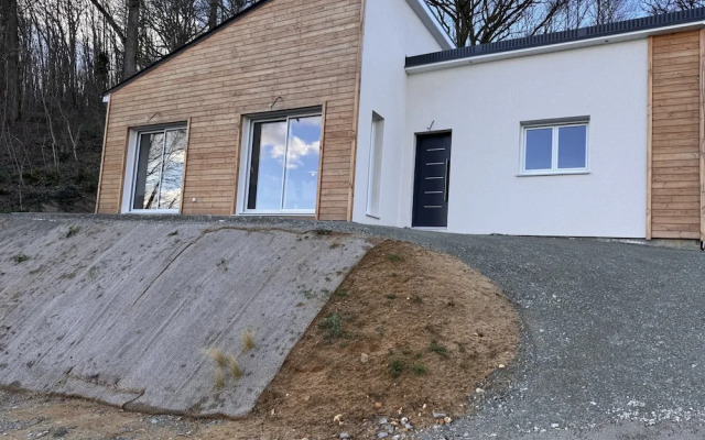 Hillside Retreat With Scenic Views