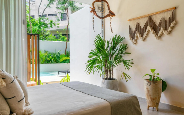 Studio wterrace, hammock, and pool access