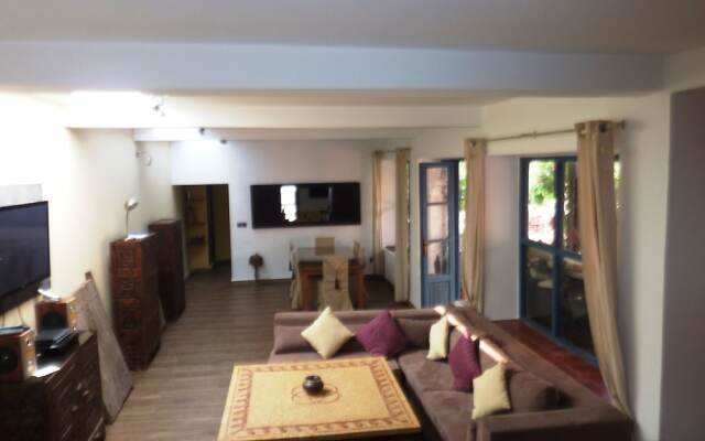 Double Bedroom and Spacious Garden With Swimming Pool