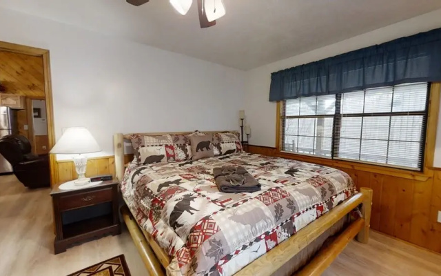 Little Mountain Hideaway 2 Bedroom Cabin by Redawning
