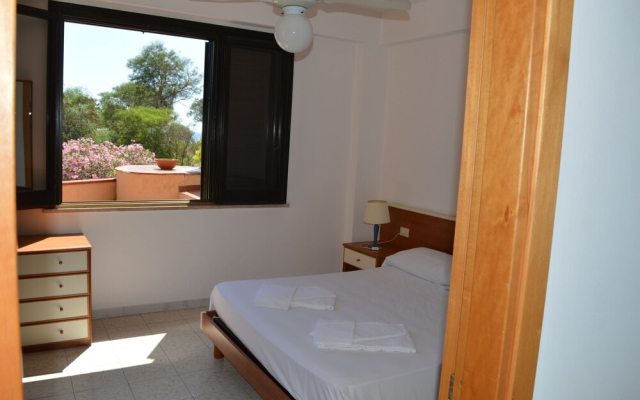 Trilo 5 - Vulcano on sea Shore