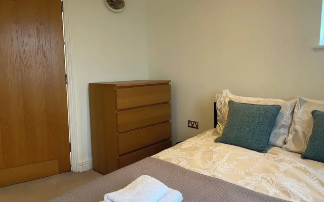 Cosy 2 Bedroom Royal Docks Apartment