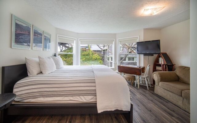 The Lakeside Caboose