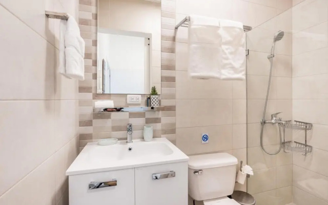 Two-bedroom apt With Pool View bbq in Lake View