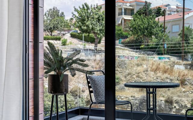Sanders Elgio - Cute 2-bdr Apt With Balcony